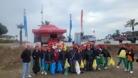 40 voluntarios limpian el entorno de la Playa de los Álamos en Torremolinos 40 voluntarios limpian el entorno de la Playa de los Álamos en Torremolinos