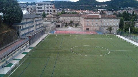 Cae un valado e fire a dous homes no colexio salesiano de Ourense