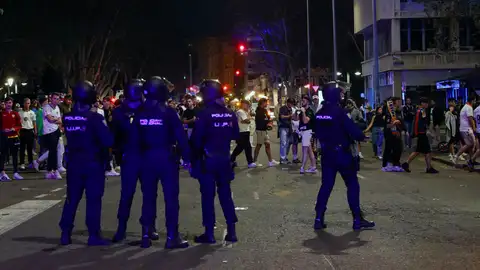 Miembros de la Policía Nacional vigilan los exteriores del estadio de Mestalla a la finalización del encuentro entre el Valencia y Las Palmas Miembros de la Policía Nacional vigilan los exteriores del estadio de Mestalla a la finalización del encuentro entre el Valencia y Las Palmas