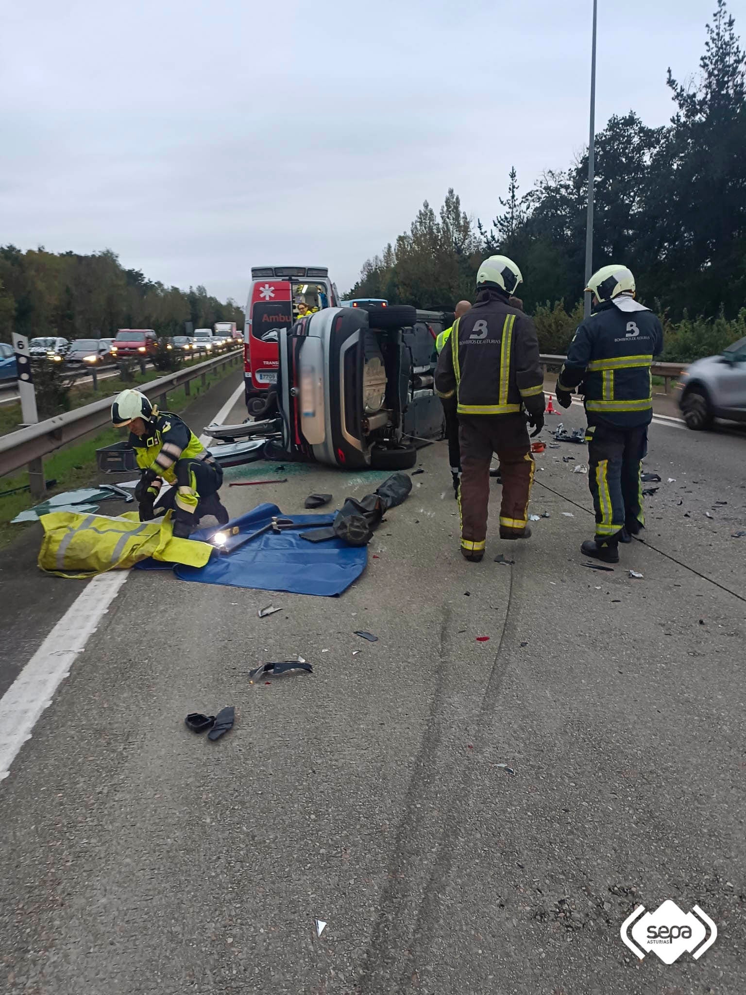 Tres heridos en una colisión en Siero en la A64 con un turismo volcado Tres heridos en una colisión en Siero en la A64 con un turismo volcado