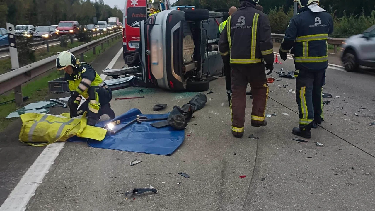 Tres heridos en una colisión en Siero en la A64 con un turismo volcado