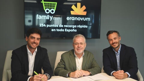 Firma convenio Family Cash y Eranovum