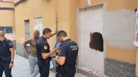 Dos detenidos en Elche por intentar okupar una vivienda pública con un contrato falso de alquiler. Dos detenidos en Elche por intentar okupar una vivienda pública con un contrato falso de alquiler.