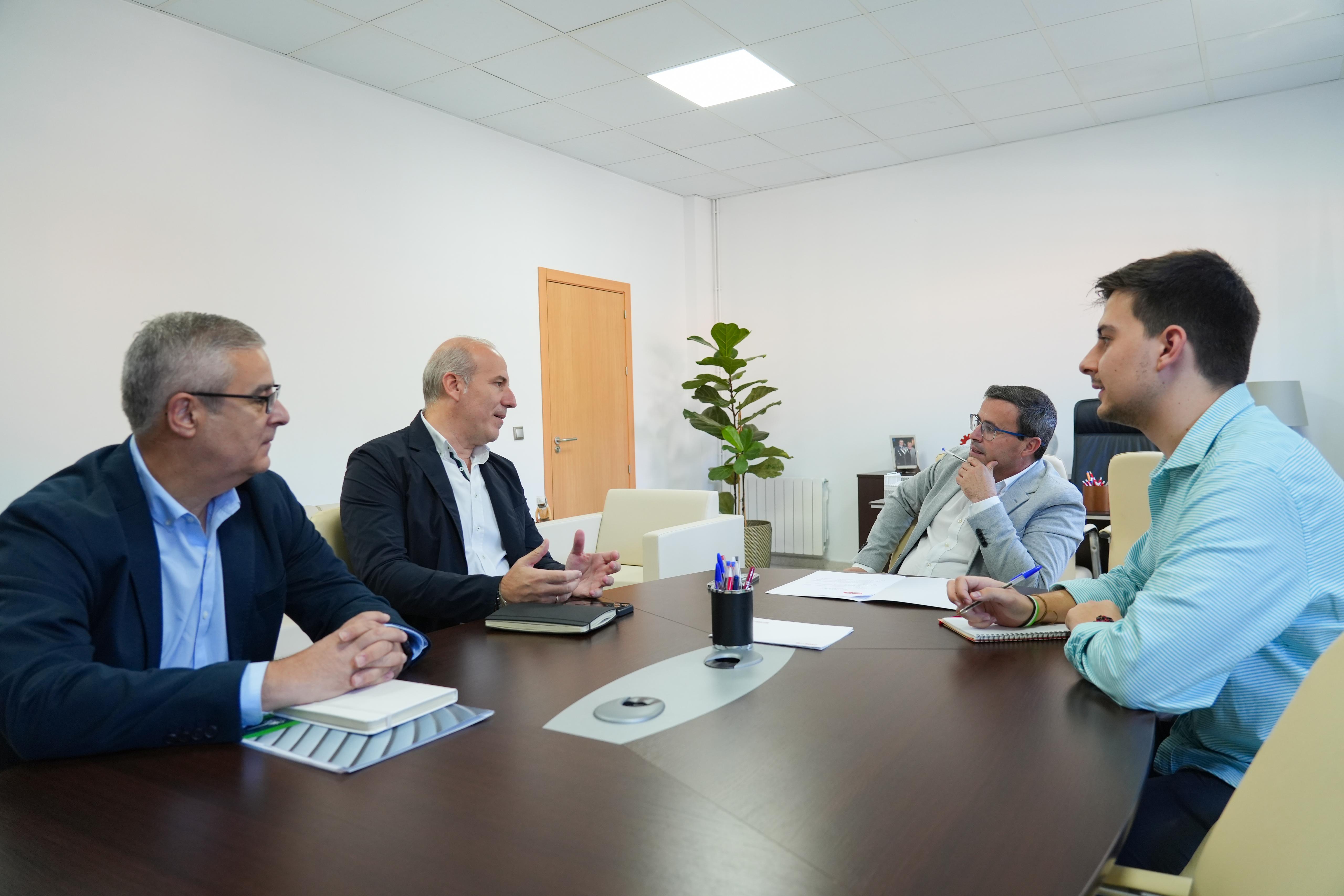 El PSOE aborda con el sector la pésima gestión de la Junta de las ayudas al vehículo eléctrico El PSOE aborda con el sector la pésima gestión de la Junta de las ayudas al vehículo eléctrico