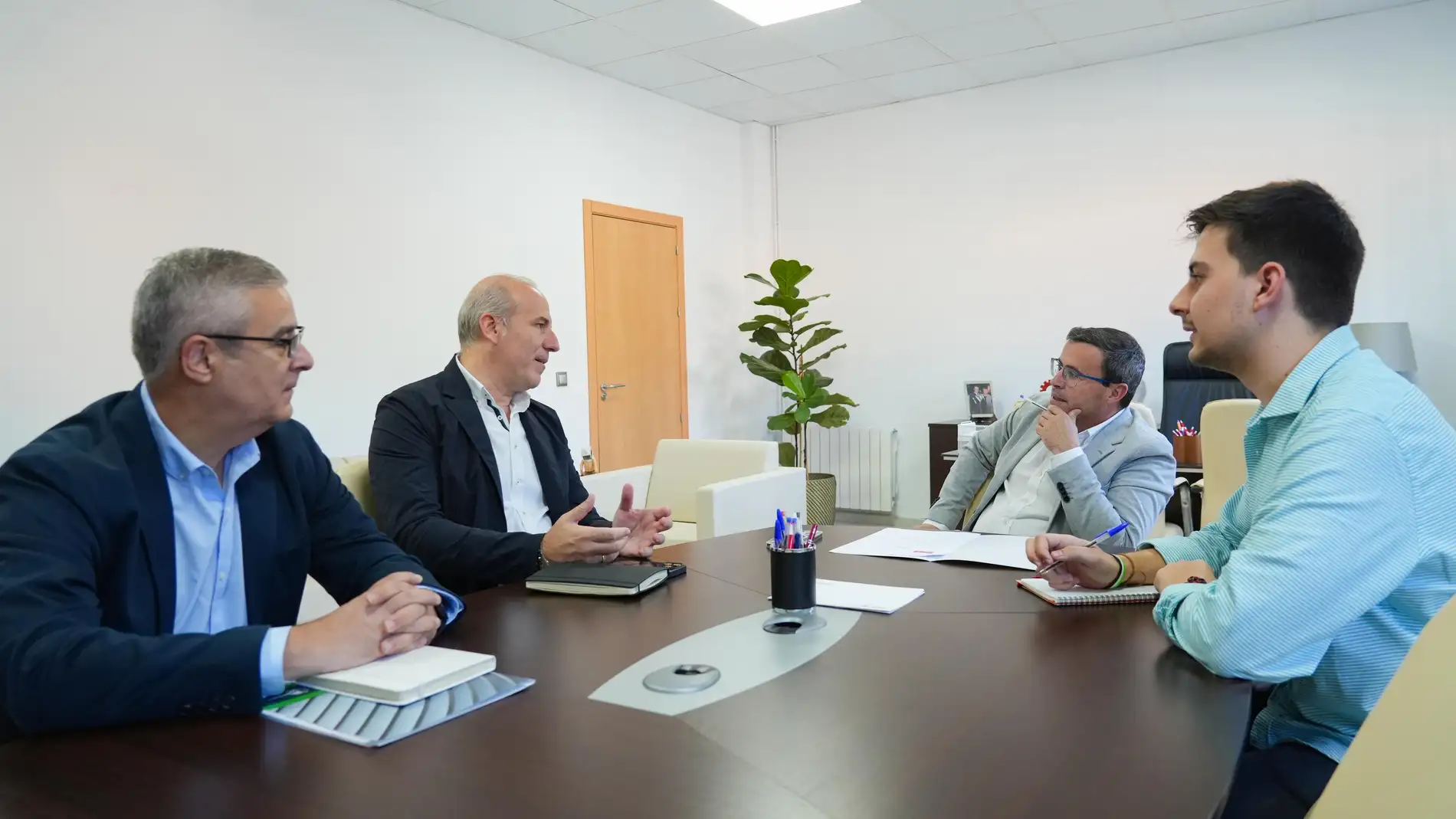 El PSOE aborda con el sector la pésima gestión de la Junta de las ayudas al vehículo eléctrico El PSOE aborda con el sector la pésima gestión de la Junta de las ayudas al vehículo eléctrico