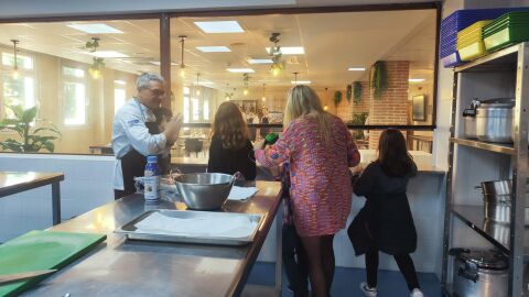 Irene Ram&iacute;rez y su comit&eacute; de expertos bajitos en la Escuela de Hosteler&iacute;a