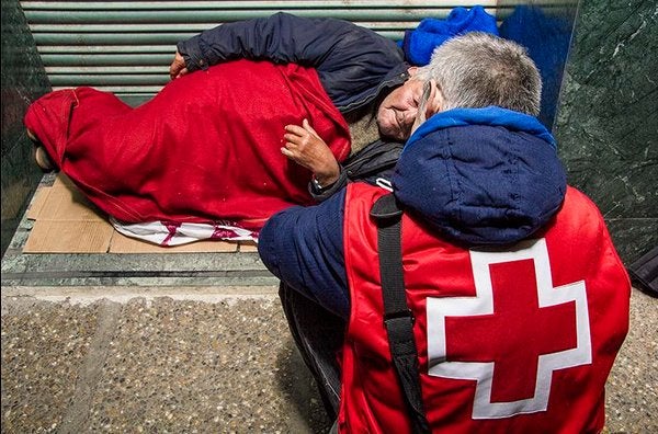 Cruz Roja atiende a cerca de un centenar de personas sin hogar en Marbella Cruz Roja atiende a cerca de un centenar de personas sin hogar en Marbella