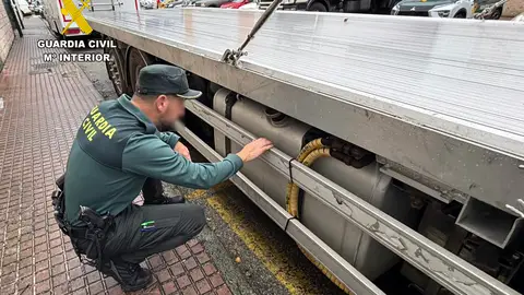 Agente de la Guardia Civil de Cantabria durante la operación Agente de la Guardia Civil de Cantabria durante la operación