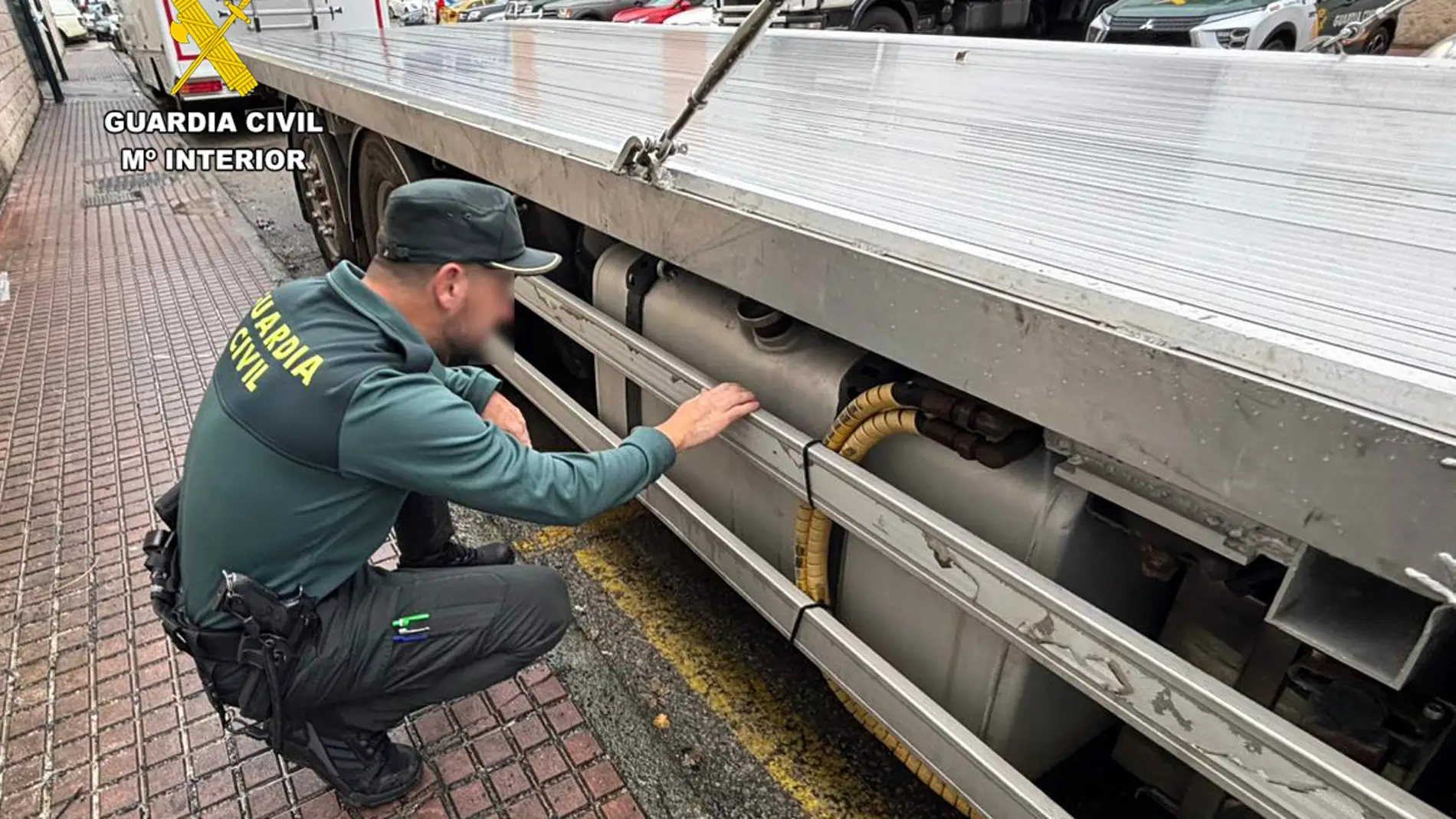 Agente de la Guardia Civil de Cantabria durante la operación Agente de la Guardia Civil de Cantabria durante la operación