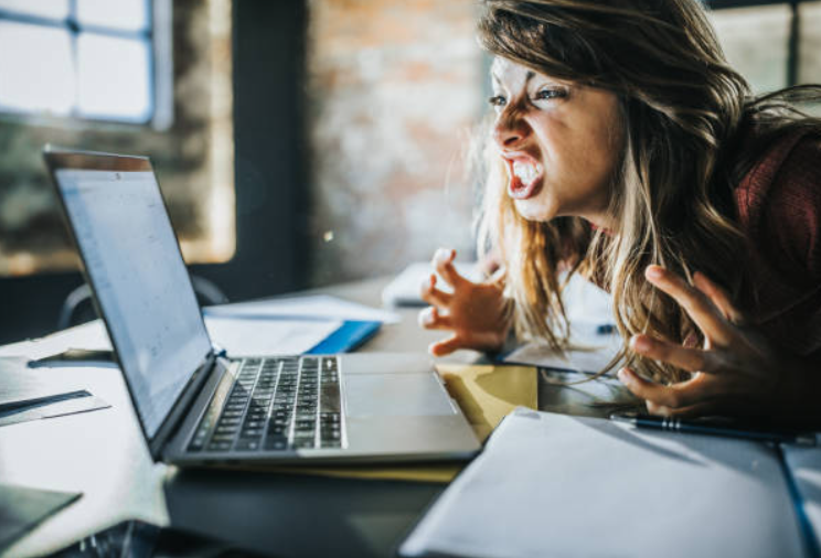 Una psicóloga explica las 13 señales que identifican a la gente con baja inteligencia emocional Una psicóloga explica las 13 señales que identifican a la gente con baja inteligencia emocional