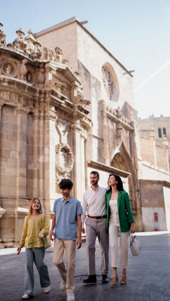 Familia pasea junto a la Catedral de Murcia