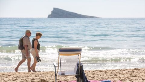 Imagen de archivo de dos personas paseando por la playa