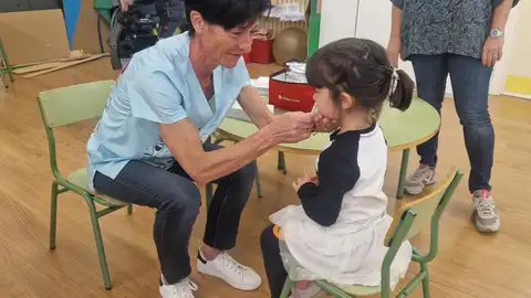 Una enfermera vacuna a una niña en el colegio Comienza la campaña de vacunación en colegios de Aragón
