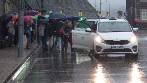 El Concello de Santiago tramita expedientes a taxistas tras detectar incumplimientos en los turnos del aeropuerto