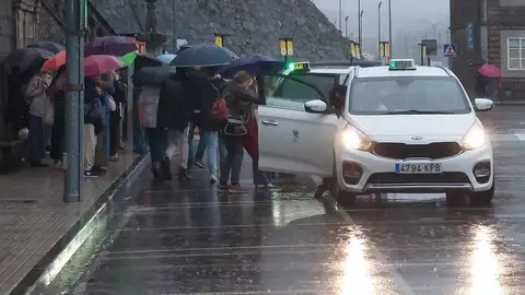 El Concello de Santiago tramita expedientes a taxistas tras detectar incumplimientos en los turnos del aeropuerto El Concello de Santiago tramita expedientes a taxistas tras detectar incumplimientos en los turnos del aeropuerto