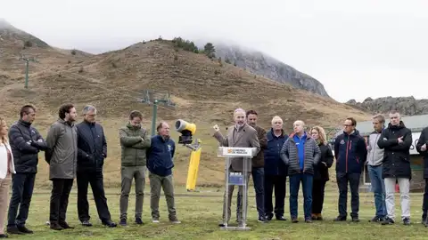 El presidente Azcón en la presencia de estas inversiones en Formigal El presidente Azcón en la presencia de estas inversiones en Formigal