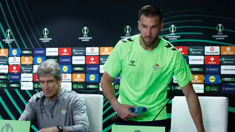 Manuel Pellegrini y Adrián San Miguel, en la sala de prensa del Estadio Benito Villamarín. Manuel Pellegrini y Adrián San Miguel, en la sala de prensa del Estadio Benito Villamarín.
