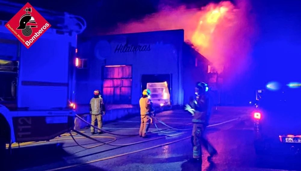 Una llamarada sale de la nave siniestrada Una llamarada sale de la nave siniestrada