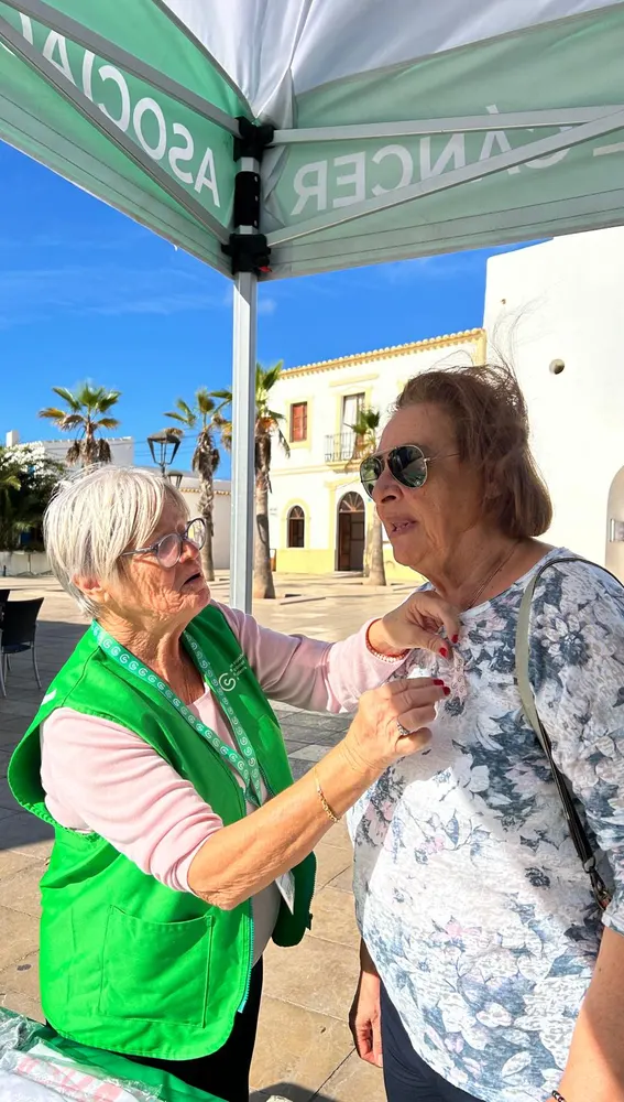 Los voluntarios de la Asociación Española contra el Cáncer estuvieron en Formentera para concienciar contra el cancer de mama Los voluntarios de la Asociación Española contra el Cáncer estuvieron en Formentera para concienciar contra el cancer de mama