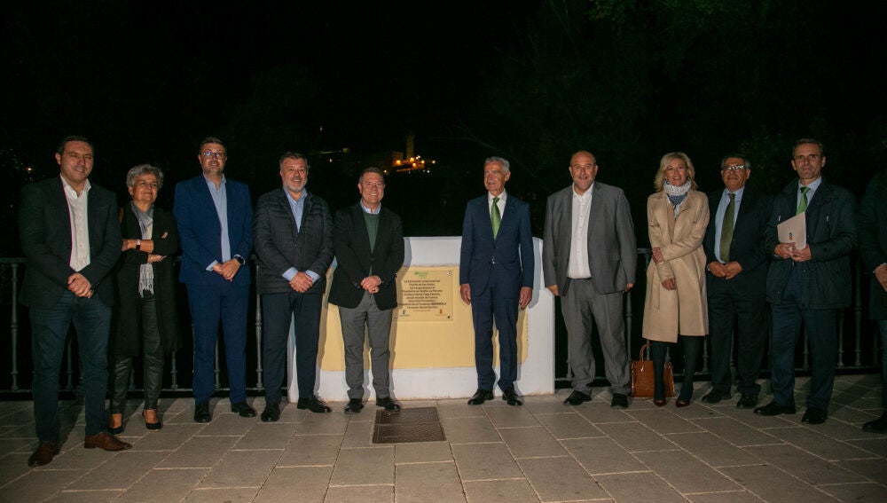 El presidente regional y el responsable de la Fundación Iberdrola España, el descubrir la plaza conmemorativa junto al puente de San Antón