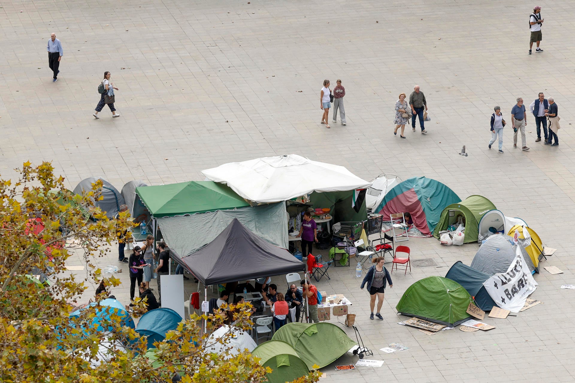 La acampada de València resiste la lluvia y ultima su documento de demandas La acampada de València resiste la lluvia y ultima su documento de demandas