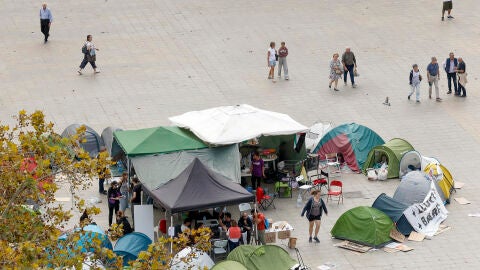 La acampada de Val&egrave;ncia resiste la lluvia y ultima su documento de demandas