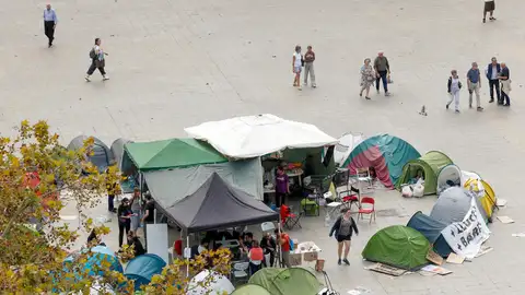 La acampada de València resiste la lluvia y ultima su documento de demandas La acampada de València resiste la lluvia y ultima su documento de demandas