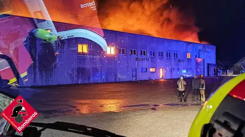 El incendio ha destruido la fábrica El incendio ha destruido la fábrica
