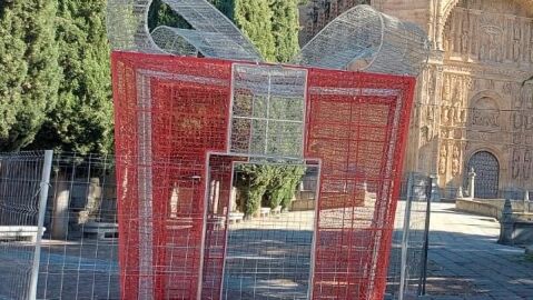 Decoraci&oacute;n con forma de regalo en la plaza del Concilio de Trento