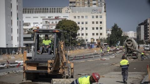 Alba&ntilde;iles durante las obras de ampliaci&oacute;n del tranv&iacute;a de Sevilla