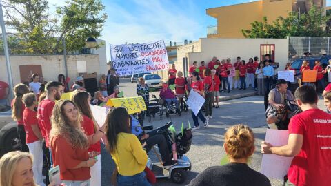 Un centenar de personas se concentra en apoyo de los trabadores de la residencia de ancianos de Benidorm