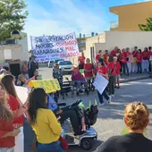 Un centenar de personas se concentra en apoyo de los trabadores de la residencia de ancianos de Benidorm Un centenar de personas se concentra en apoyo de los trabadores de la residencia de ancianos de Benidorm