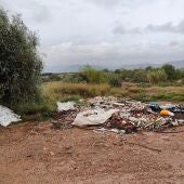 Acumulación de basura en un punto del cauce del Río Palancia a su paso por Sagunto