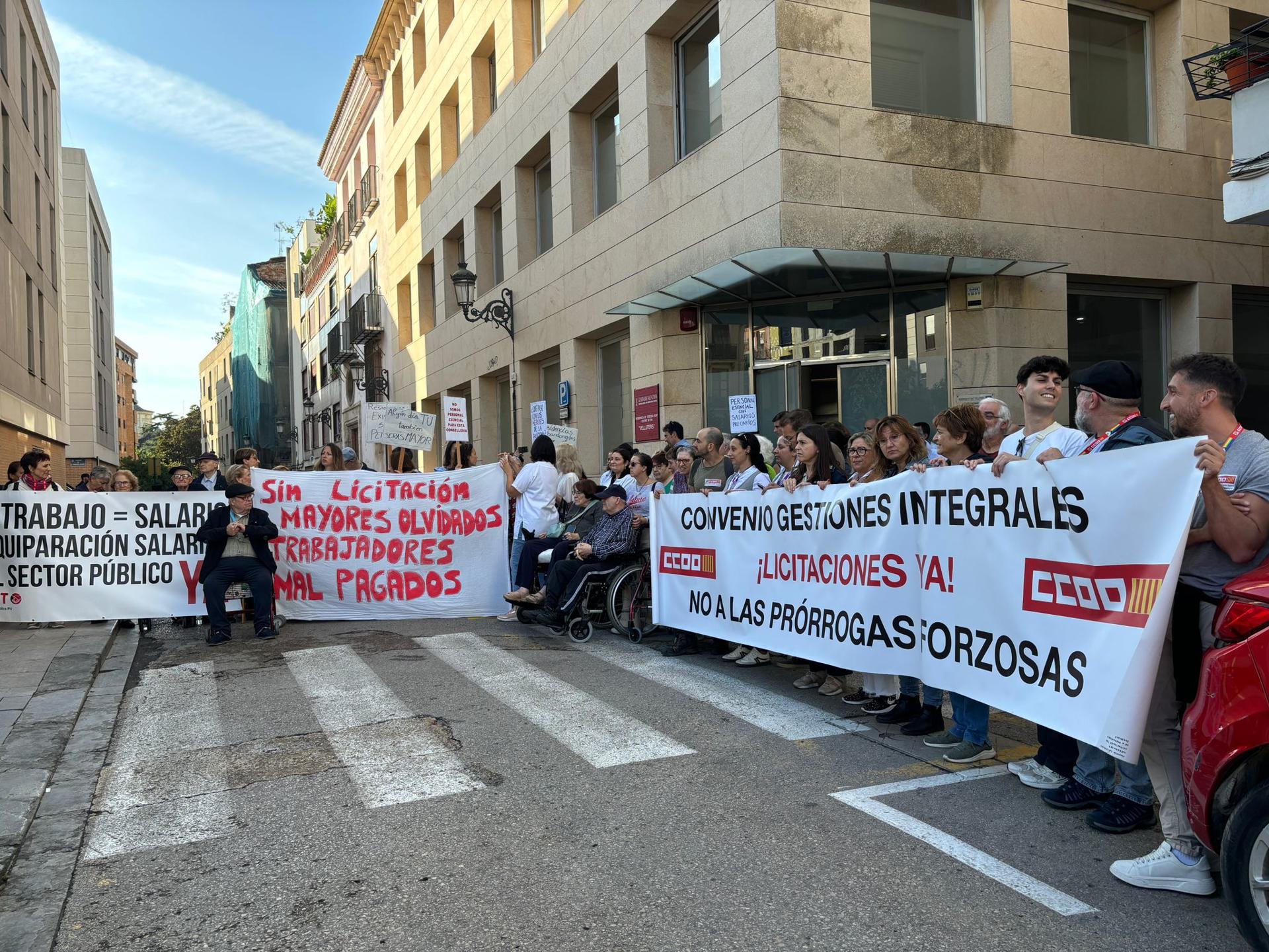 Los sindicatos protestan ante residencias y centros de día para que dejen de ser de gestión privada Los sindicatos protestan ante residencias y centros de día para que dejen de ser de gestión privada