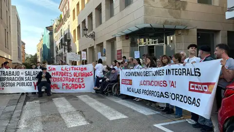 Los sindicatos protestan ante residencias y centros de día para que dejen de ser de gestión privada Los sindicatos protestan ante residencias y centros de día para que dejen de ser de gestión privada