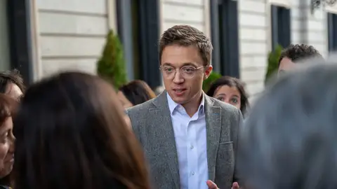 El diputado de Sumar Íñigo Errejón conversa en el exterior en el marco del Pleno del Congreso de los Diputados celebrado este martes, en Madrid. EFE/ Fernando Villar El diputado de Sumar Íñigo Errejón conversa en el exterior en el marco del Pleno del Congreso de los Diputados celebrado este martes, en Madrid. EFE/ Fernando Villar