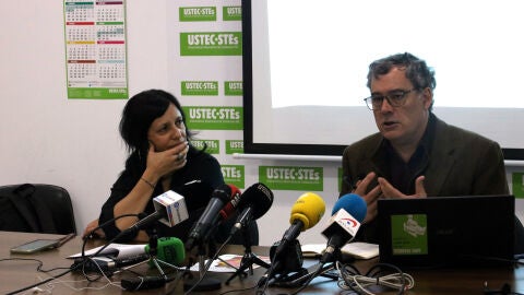 Iolanda Segura i Xavier D&iacute;ez, del sindicat USTEC, en una roda de premsa a la seva seu de Barcelona