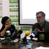 Iolanda Segura i Xavier Díez, del sindicat USTEC, en una roda de premsa a la seva seu de Barcelona