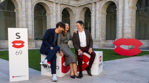 El director Carlos Marqu&eacute;s Marcet y los actores &Aacute;ngela Molina y Alfredo Castro, en el photocall de la Seminci 2024 para presentar 'Polvo ser&aacute;n'