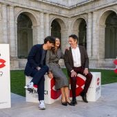 El director Carlos Marqués Marcet y los actores Ángela Molina y Alfredo Castro, en el photocall de la Seminci 2024 para presentar 'Polvo serán'