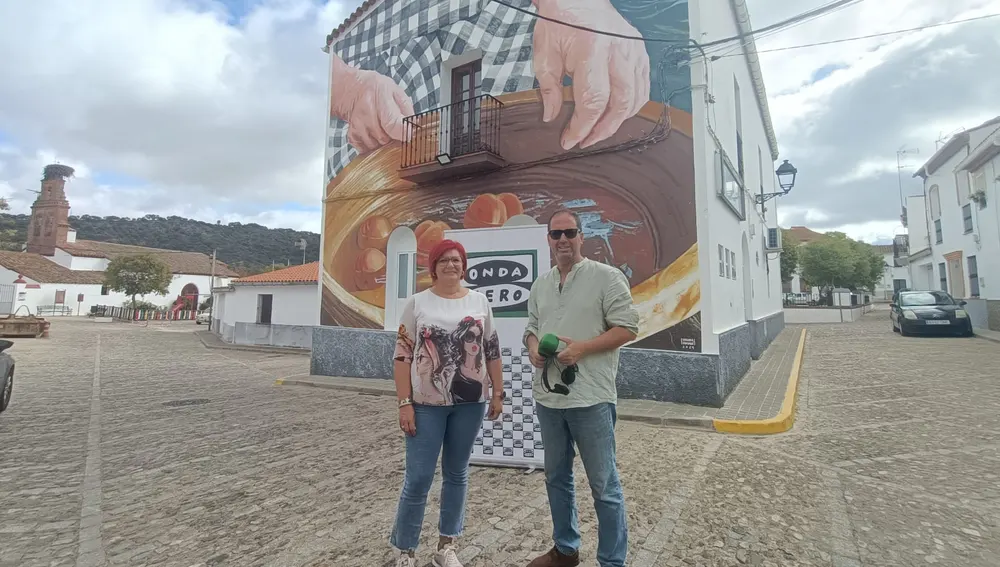La alcaldesa de La Nava, Inma Morales, frente al mural que ha realizado la artista Virginia Bersabé. La alcaldesa de La Nava, Inma Morales, frente al mural que ha realizado la artista Virginia Bersabé.