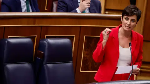 La ministra de Vivienda, Isabel Rodríguez, interviene desde su escaño durante el Pleno del Congreso de los Diputados celebrado este miércoles. Todas las propiedades de Isabel Rodríguez con las que no puede "pagar un chalet en Galapagar"