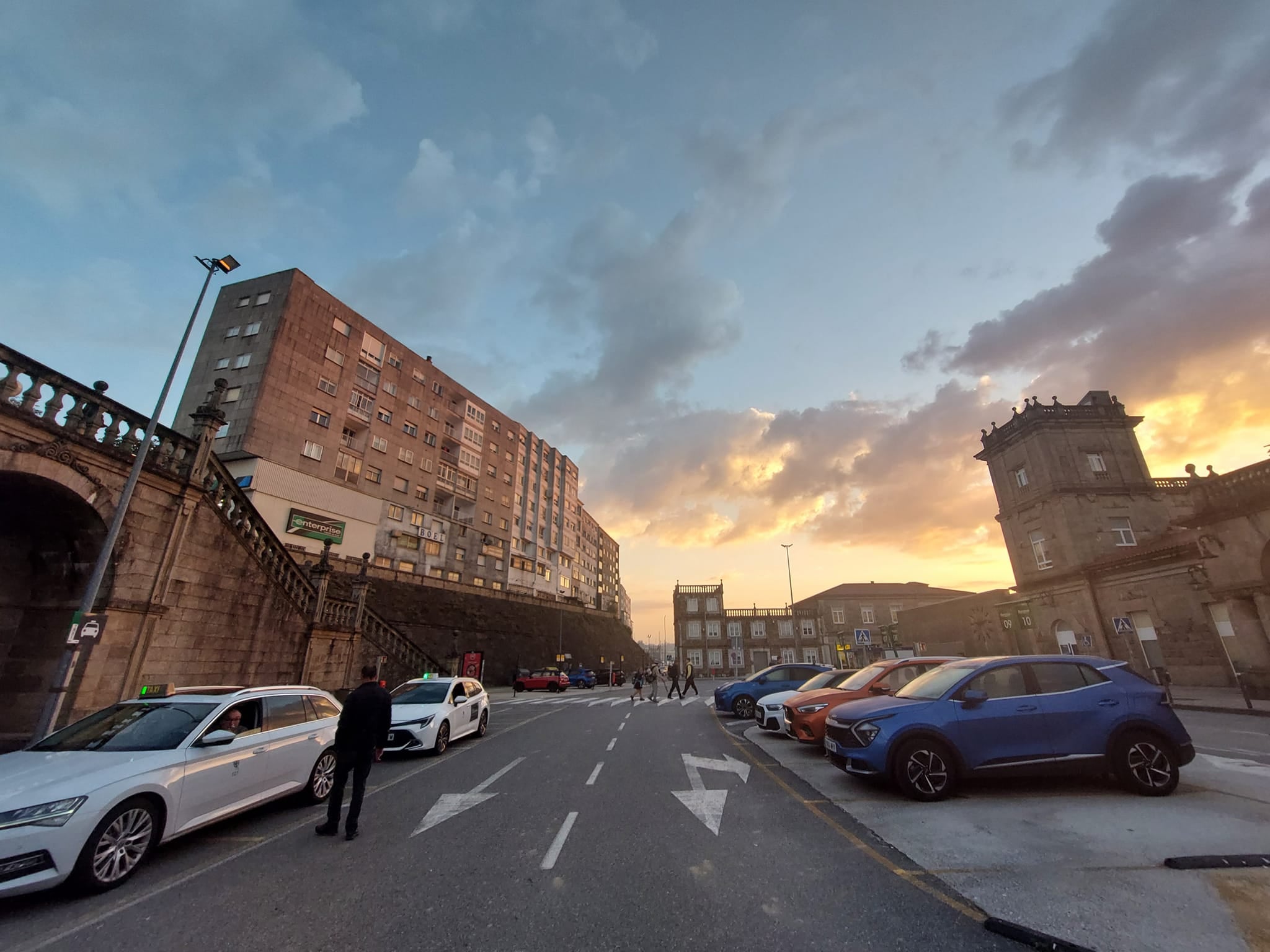 Taxistas de Santiago defienden la apertura de expedientes a una decena de vehículos por no respetar los turnos en Lavacolla: "hubo días con 50 vehículos en el aeropuerto y paradas vacías en el centro" Taxistas de Santiago defienden la apertura de expedientes a una decena de vehículos por no respetar los turnos en Lavacolla: "hubo días con 50 vehículos en el aeropuerto y paradas vacías en el centro"