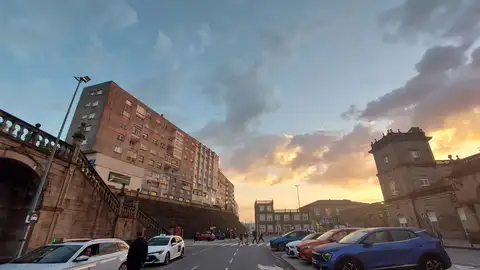 Taxistas de Santiago defienden la apertura de expedientes a una decena de vehículos por no respetar los turnos en Lavacolla: "hubo días con 50 vehículos en el aeropuerto y paradas vacías en el centro" Taxistas de Santiago defienden la apertura de expedientes a una decena de vehículos por no respetar los turnos en Lavacolla: "hubo días con 50 vehículos en el aeropuerto y paradas vacías en el centro"