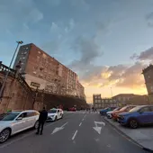 Taxistas de Santiago defienden la apertura de expedientes a una decena de vehículos por no respetar los turnos en Lavacolla: "hubo días con 50 vehículos en el aeropuerto y paradas vacías en el centro" Taxistas de Santiago defienden la apertura de expedientes a una decena de vehículos por no respetar los turnos en Lavacolla: "hubo días con 50 vehículos en el aeropuerto y paradas vacías en el centro"