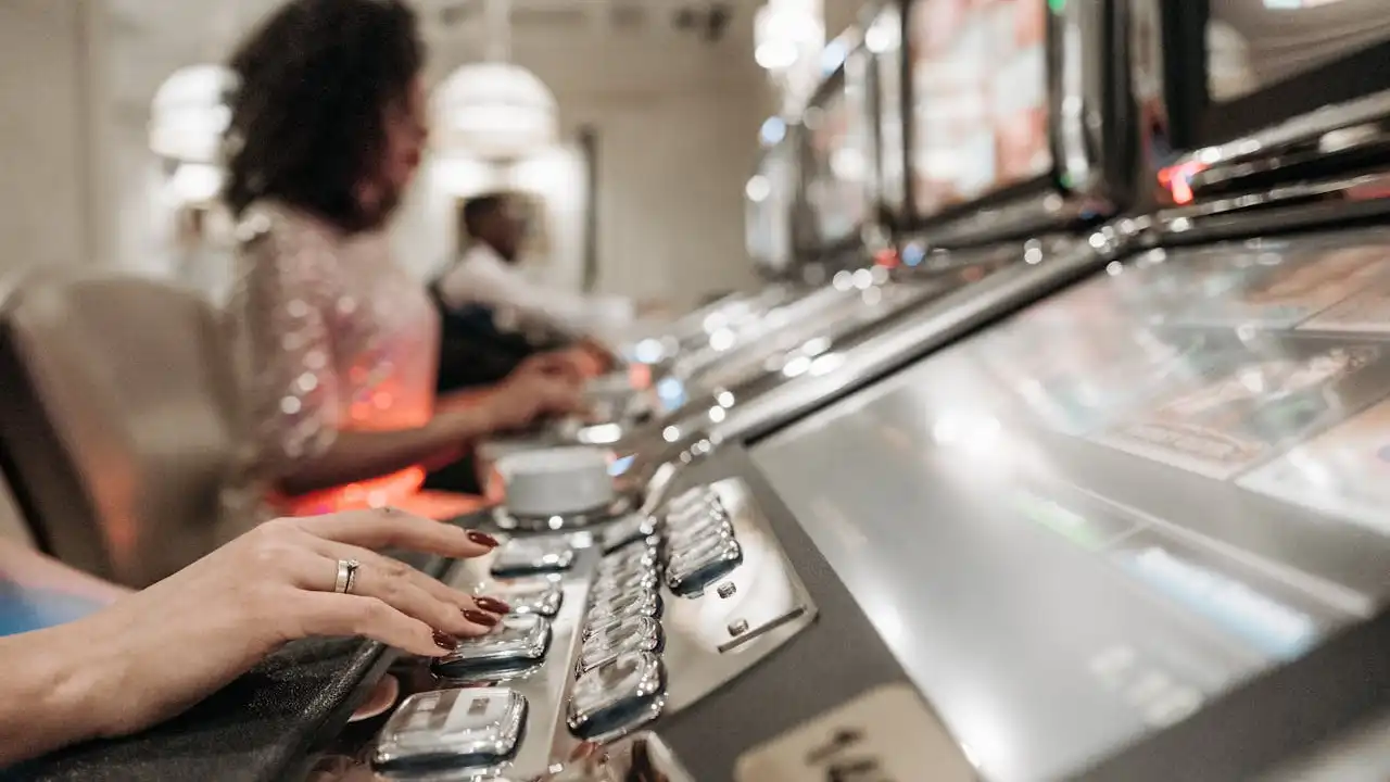Alcohol y bingo, cocaína y tragaperras: las adicciones más comunes en España Alcohol y bingo, cocaína y tragaperras: las adicciones más comunes en España