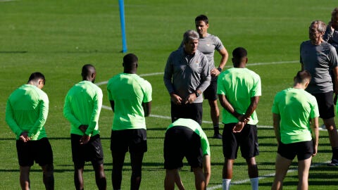 Manuel Pellegrini conversa con sus jugadores sobre el c&eacute;sped del Estadio Benito Villamar&iacute;n.