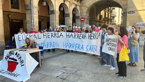 Miembros de Kaleko Afari Solidarioak dan una rueda de prensa en San Sebastián Miembros de Kaleko Afari Solidarioak dan una rueda de prensa en San Sebastián