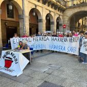 Miembros de Kaleko Afari Solidarioak dan una rueda de prensa en San Sebastián