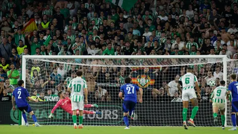 Kevin Diks bate a Adrián San Miguel desde el punto de penalti. Kevin Diks bate a Adrián San Miguel desde el punto de penalti.